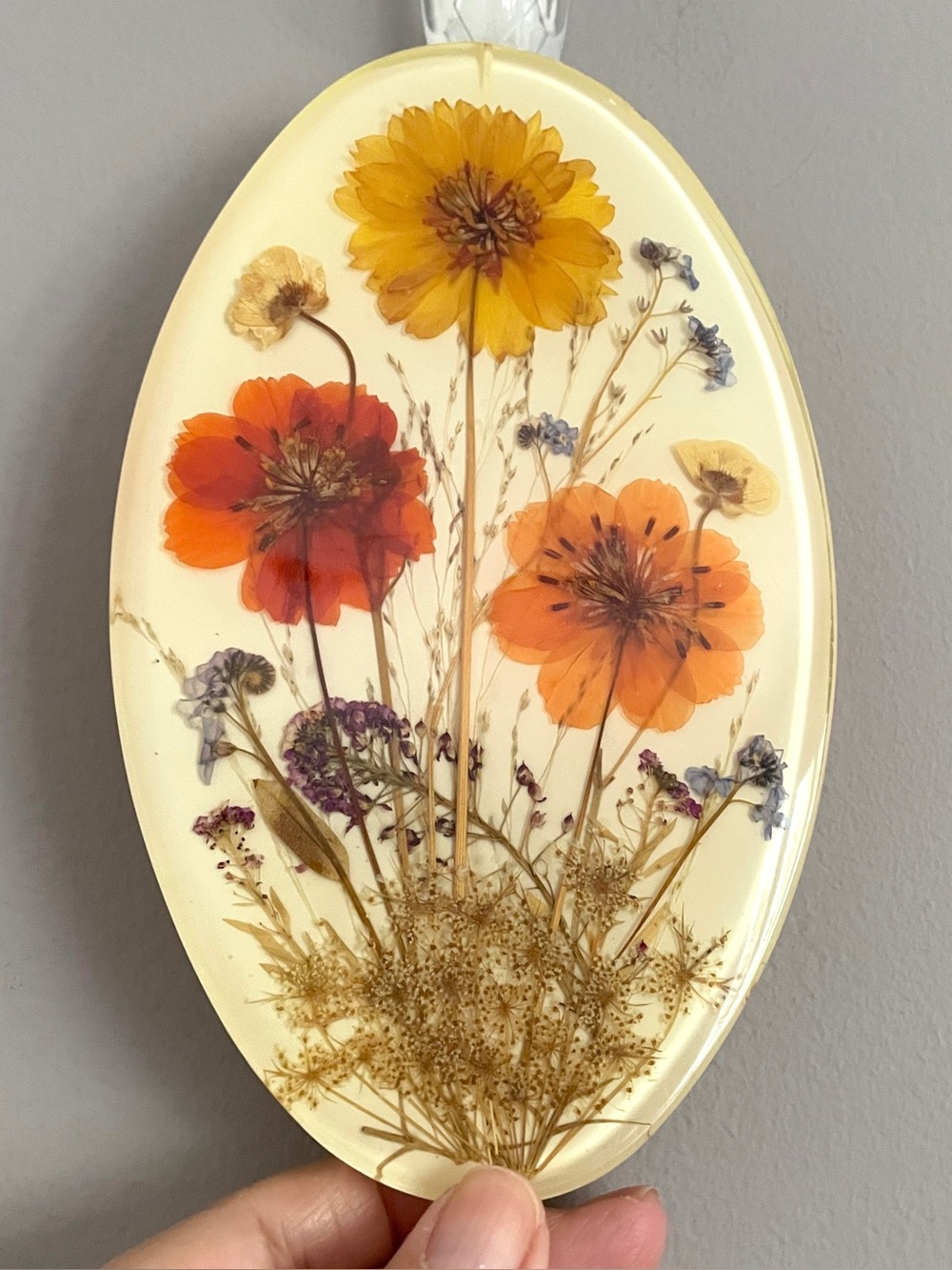 Vintage Handmade Pressed Dried Flowers in Resin Lucite Wall Hang - 6.75” Oval 💐
